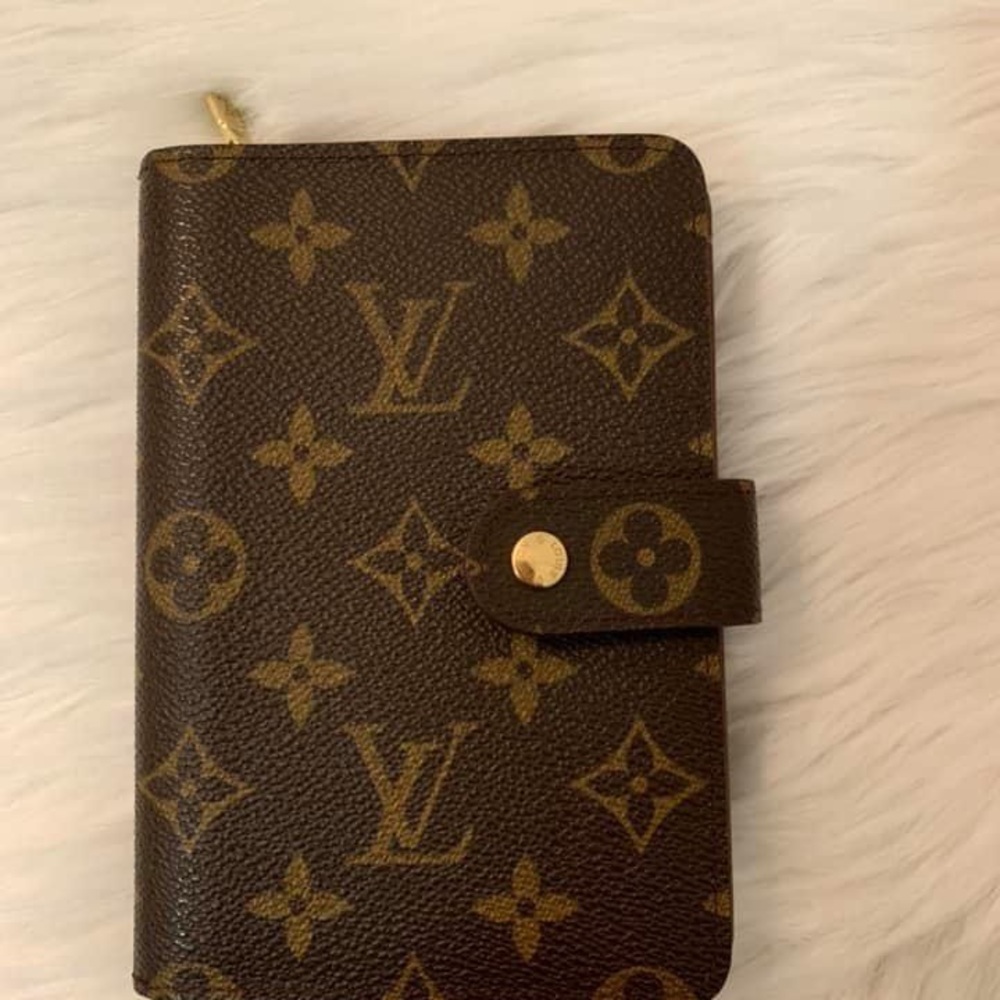💯% Authentic Louis Vuitton wallet